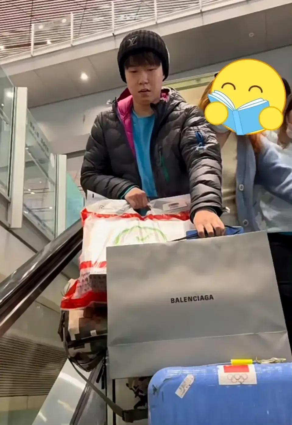 还是小石头鸡贼啊，大头赶紧来学[抠鼻]


比赛终于打完了，昨天国乒都坐飞机回国