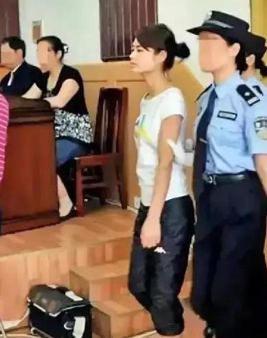 2009年，这是“烈女”邓玉娇法庭受审的照片，她面容清秀、高挑瘦弱，谁知她竟能反