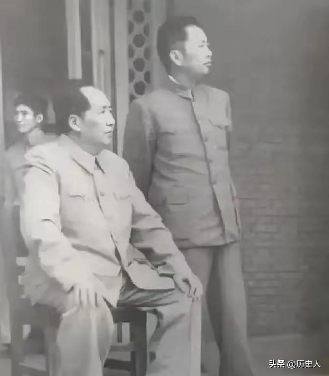 1952年，毛主席突然让空军司令刘亚楼敬礼，细看衣服，全场瞬间动容
 
1952