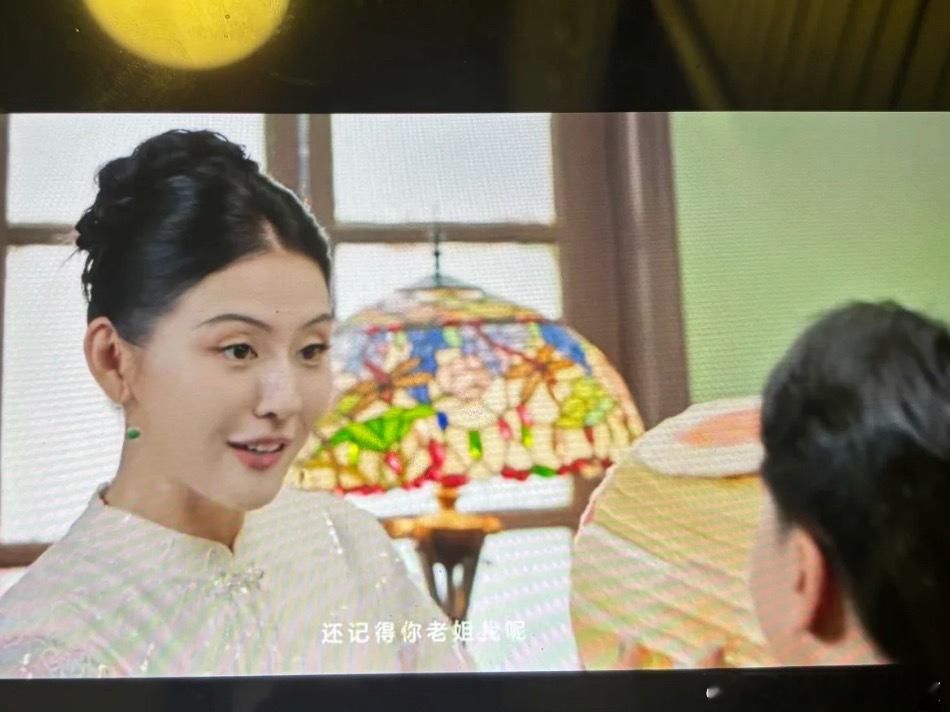 突然发现热依扎和娜扎长得好像看剧不觉得 这个广告动起来的时候真的好像 ​​​