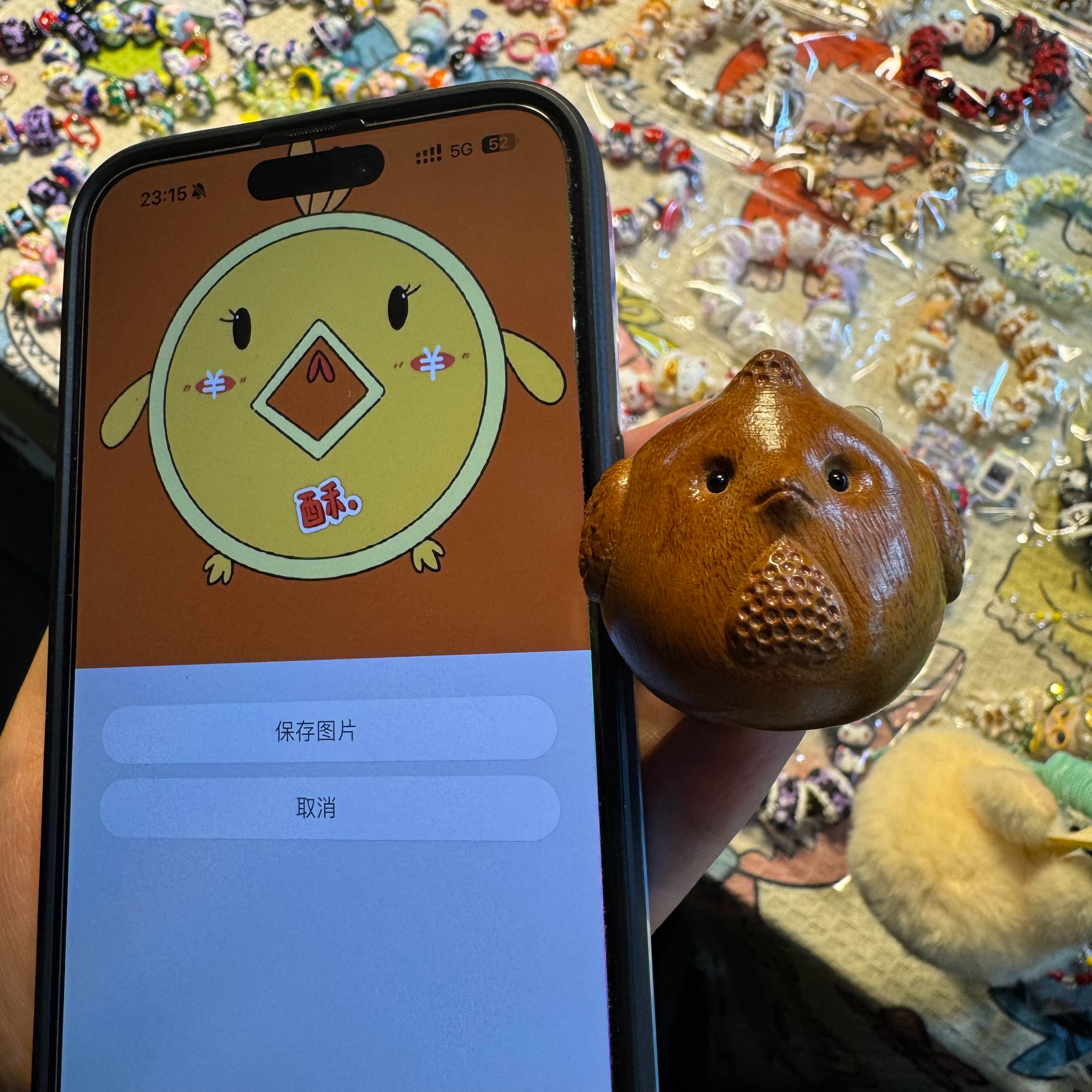 跟朋友去逛传说中的潘家园🤣12块钱买了一只好像我头像的鸡啊啊啊。。。  ​​​