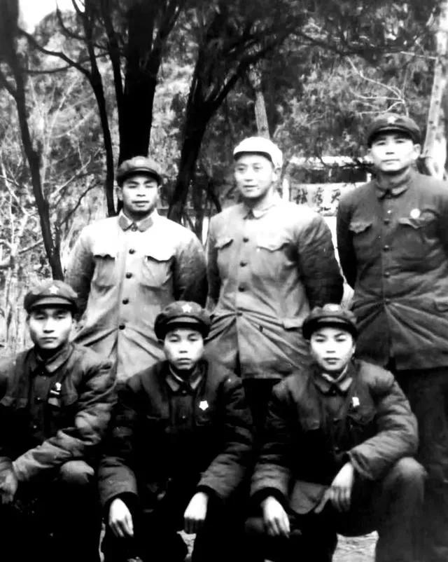 我们222名新兵编成了1个连4个排，每排4个班。我被分在3排11班任副班长，班长