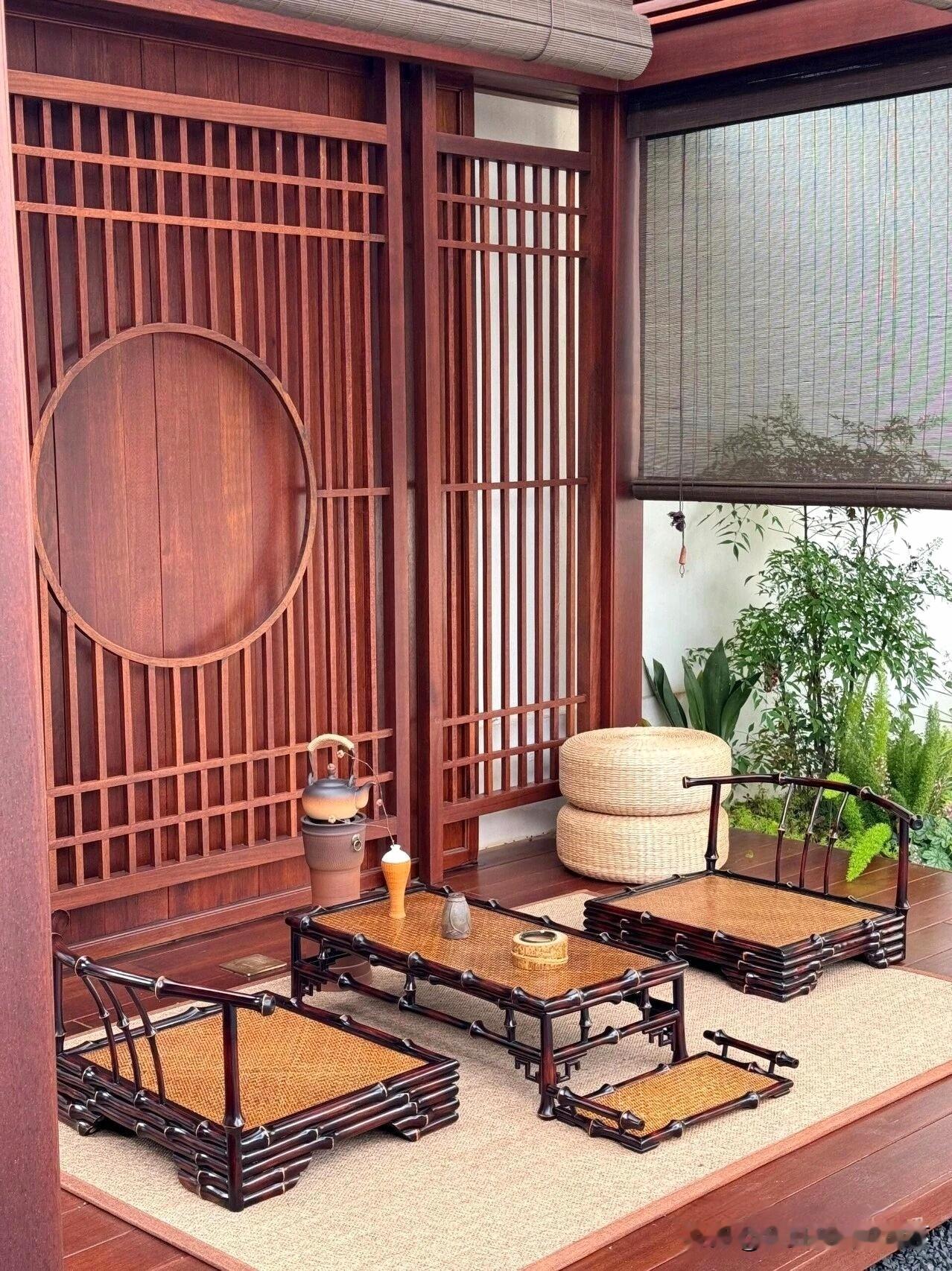 上联：茶烟月影解心事
下联：有请雅士[玫瑰][玫瑰][玫瑰]