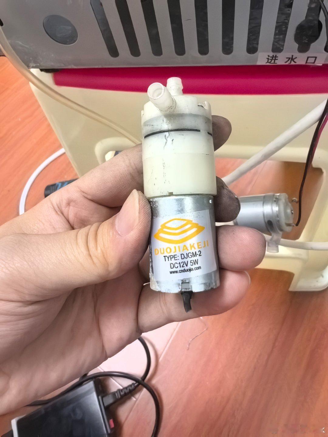 之前制冰机的上水电机水泵坏了，标准配件某宝要100一个，我想着太贵了就直接800