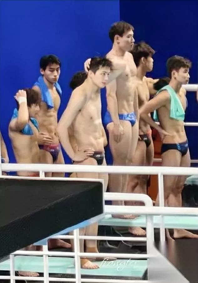 帅到犯规！

全运会跳水男团集体出圈。

最白那位一出场，镜头直接怼脸，我心脏漏