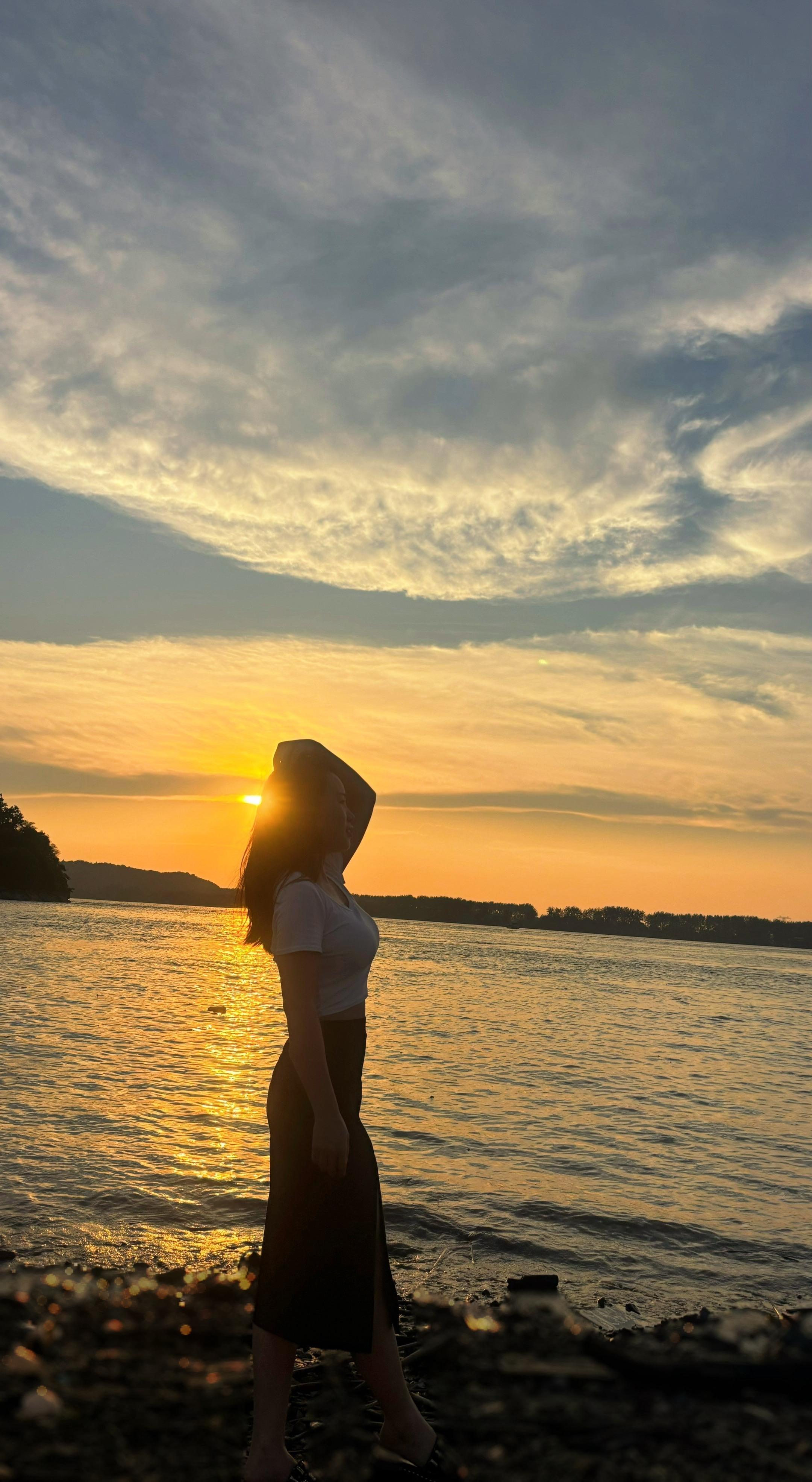 既要脚踏实地于现实生活，又要不时跳出现实到理想的高台上张望一眼。在精神...