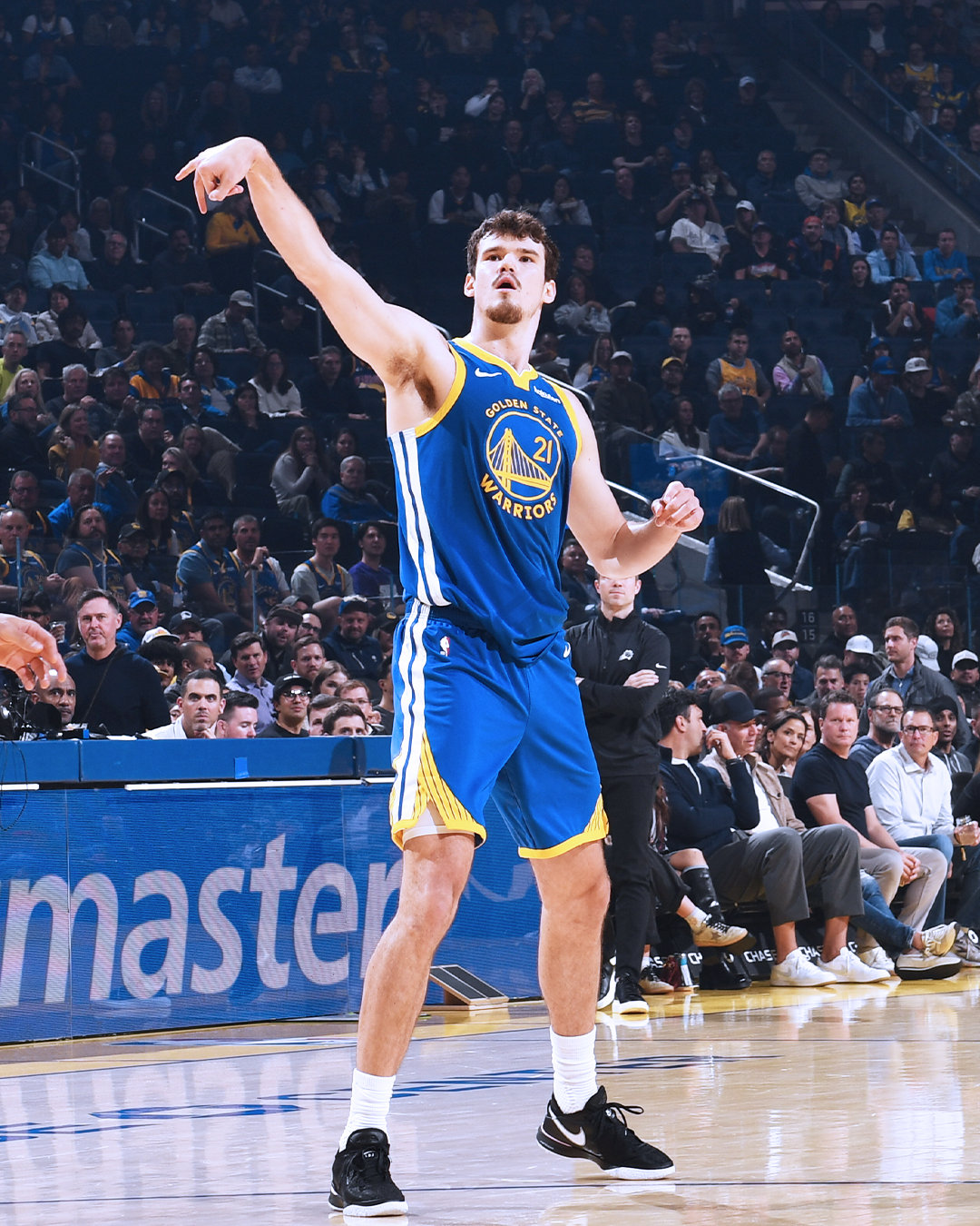 第一节结束，勇士33:19太阳；巴特勒9分，格林9分，库里9分。太阳vs勇士 ​