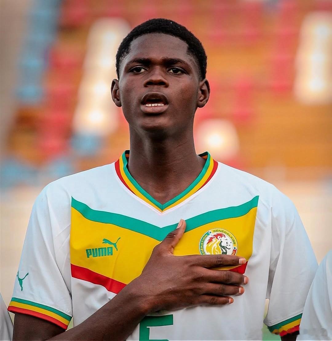 利物浦回声报记者透露利物浦即将敲定左脚中后卫恩迪亚耶的转会，此举是基于他在U17