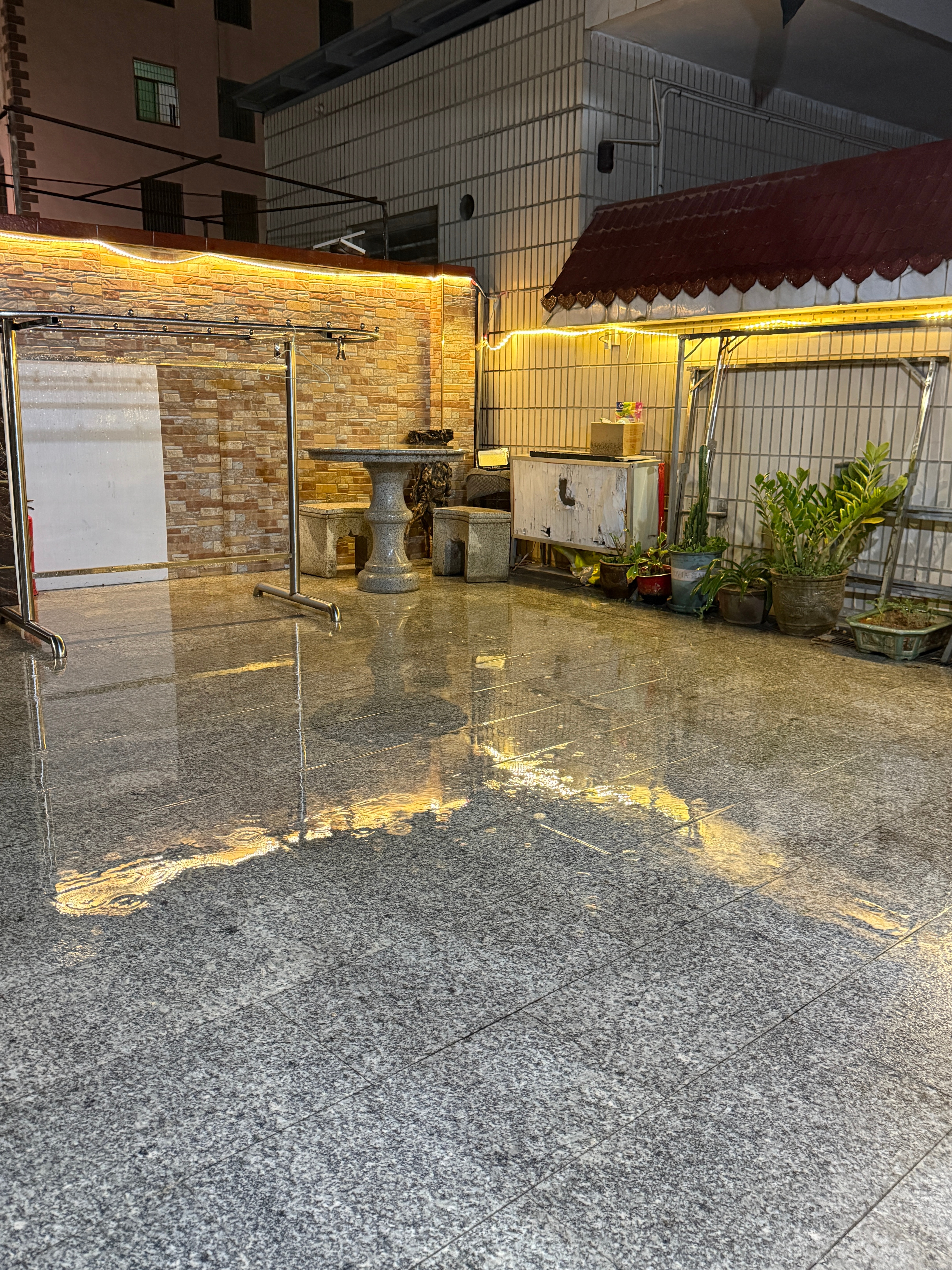 跟好兄弟简单喝一点，三月的最后一天了，刚好来了点雨，预祝新的一个月，顺顺利利 厦