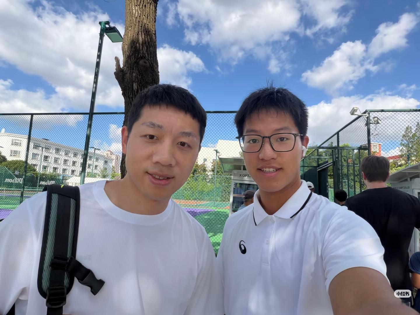 许昕｜今日份🎾训练刷新此蛇就这样认认真真给自己请了现在大二的国家二级网球运动员