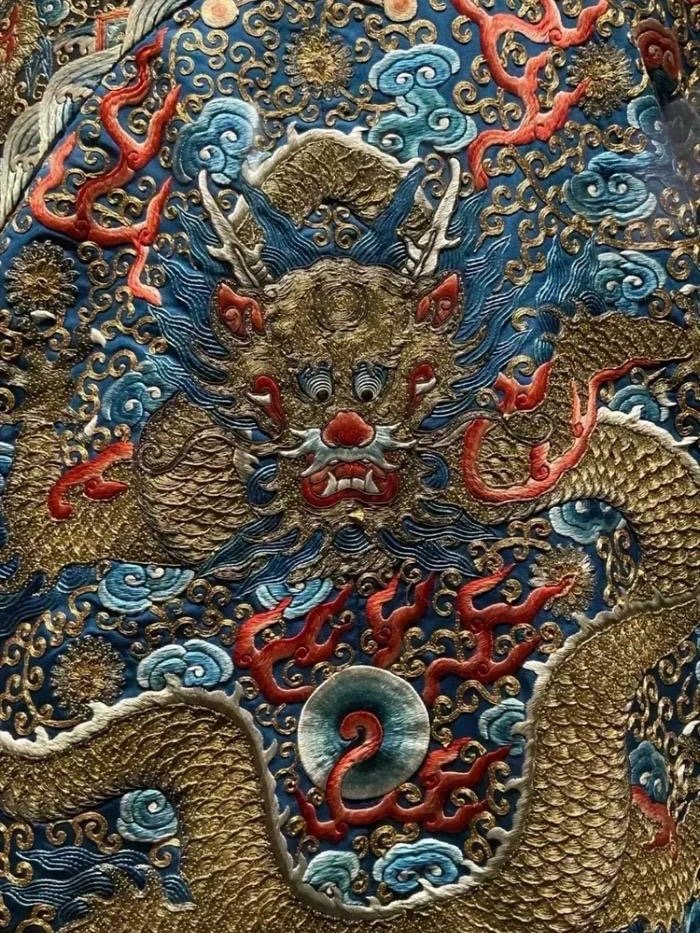龙袍，最优秀的绣工大概一天能编织2cm，大英博物馆的晚清服装展，来历未标，猜测是