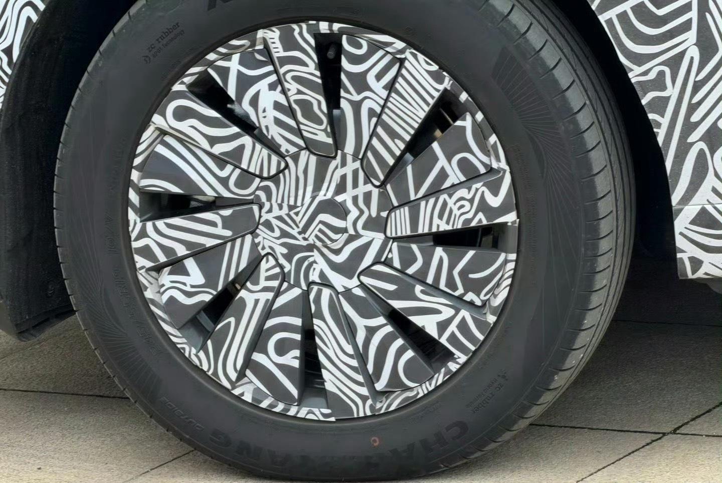 小米寻天 SUV 的最新谍照来了。分有车顶升降和无车顶升降车型、朝阳轮胎。小米汽