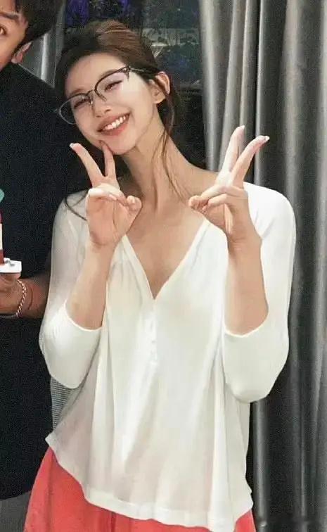 赵露思这天鹅颈也太可怕了，这图p的自己是真不觉得尴尬 ​​​