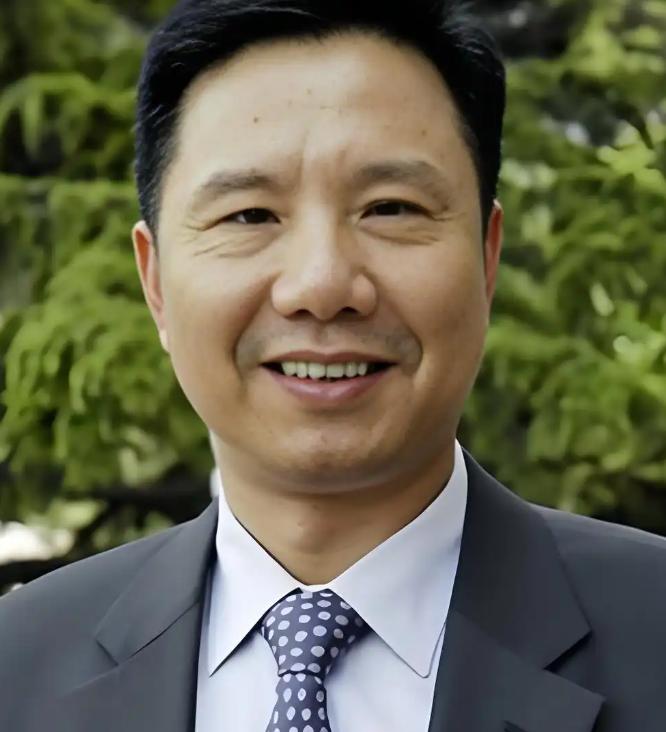 说起被许家印坑惨的人，绕不开金螳螂的创始人，朱兴良。2013年，他家族的身家是1