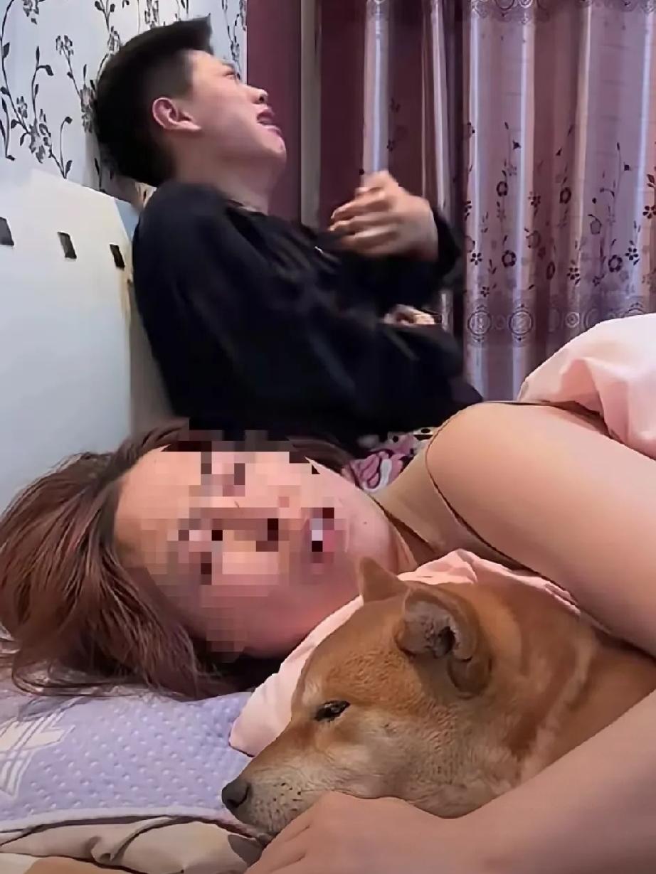 老婆宁愿抱狗睡觉，也不抱你。网上一位男子的吐槽，看哭了无数已婚成年人，字字心酸，