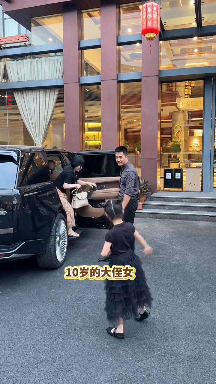 35周岁的未婚大伯，10岁的大侄女，弟媳、弟弟、老妈。