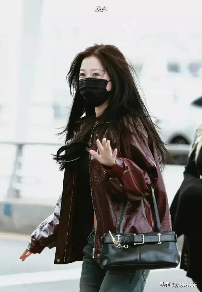 【虞书欣愚人节被粉丝“骗”懵！穿凉鞋猛低头找鞋带，反应过来后表情亮了】

4月1