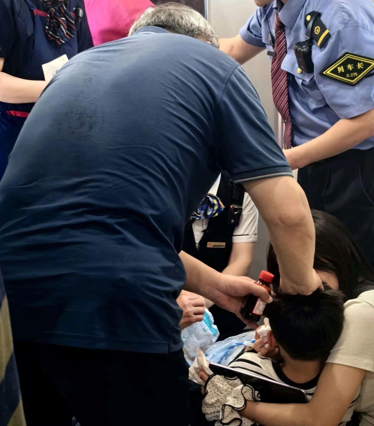 2026 年 7 月 3 日，一趟由烟台开往德州的高铁列车上发生惊险一幕，一名小