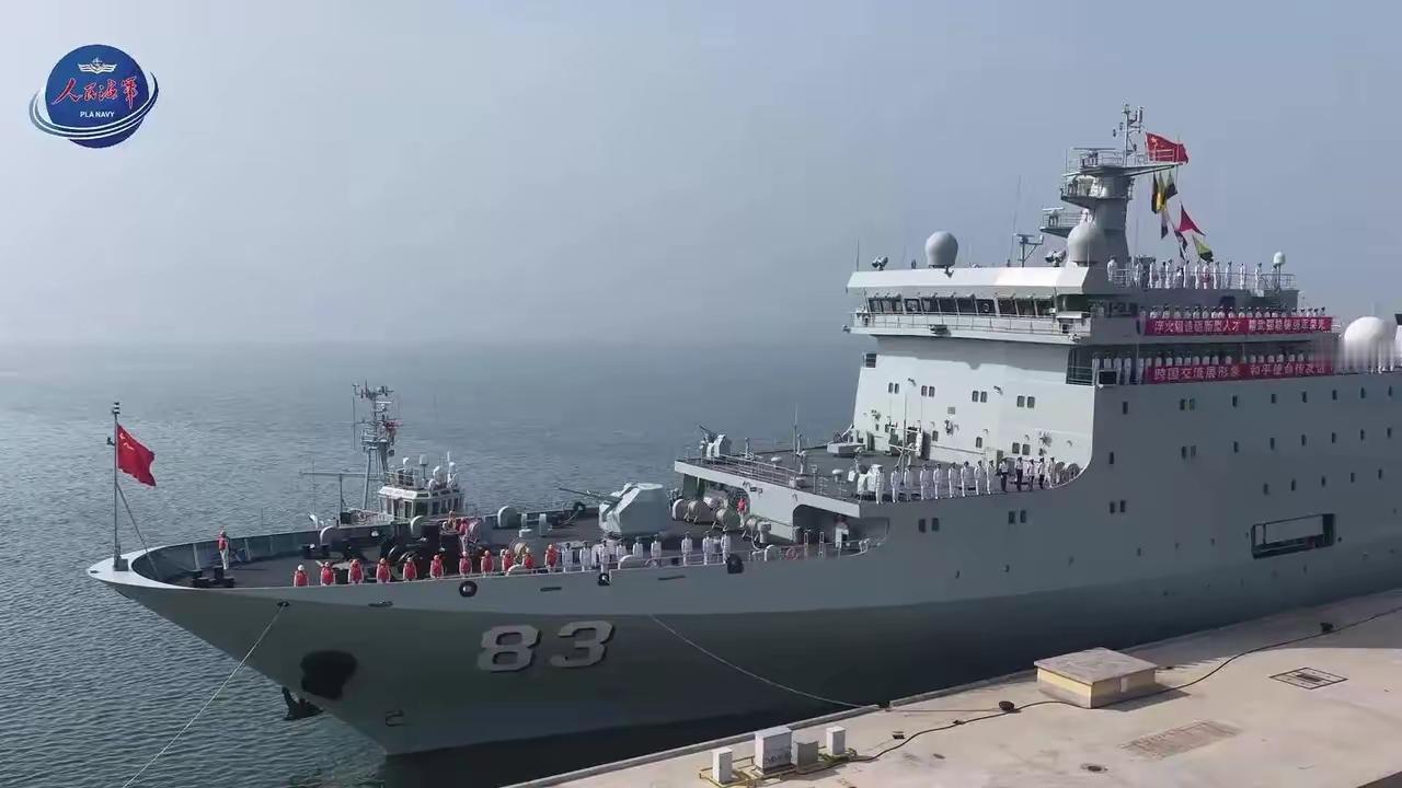 6月23日上午10时，悬挂中俄两国国旗的戚继光舰（舷号83）和昆仑山舰（舷号99