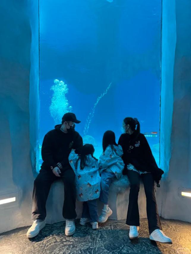 陈赫带女儿出国每天两眼一睁就是找粥 陈赫也是一个妥妥的女儿奴，但是带孩子出去玩真