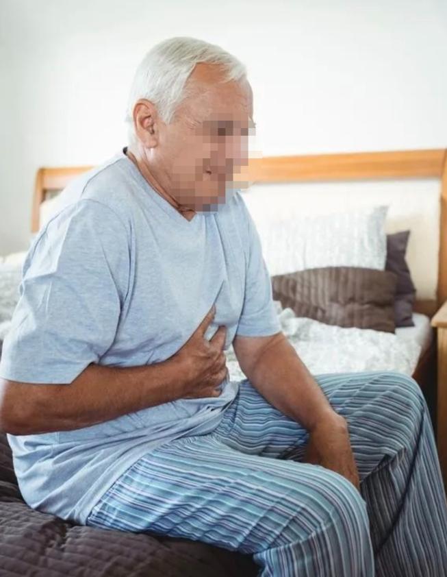 67岁退伍老人只想瞒着孩子悄悄看病，凌晨突发不适向旅馆前台求助，却被冷冷一句“不