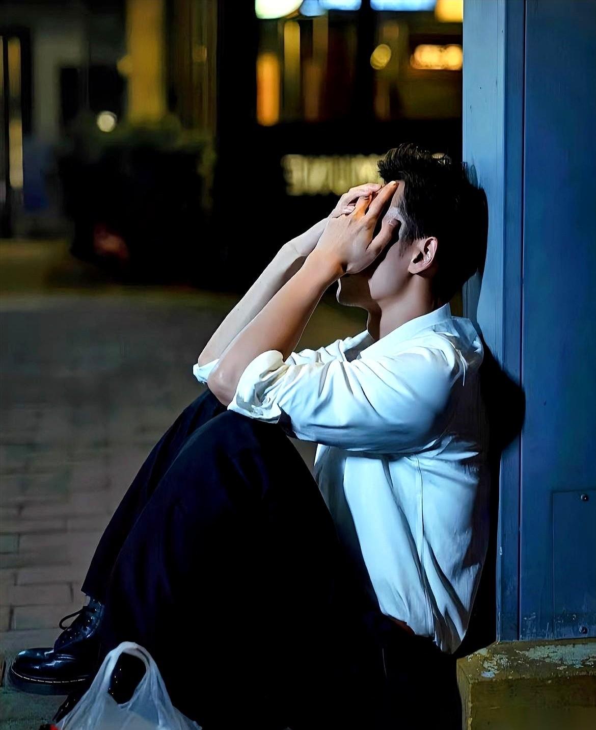 你身边有没有那种人，闷得像个葫芦，半天打不出一个屁。
你以为他傻？他只是觉得这屋