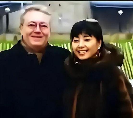 [微风]1998 年，殷秀梅再婚嫁法国贵族。谁料，十年后因为丈夫工作调动，陷入情
