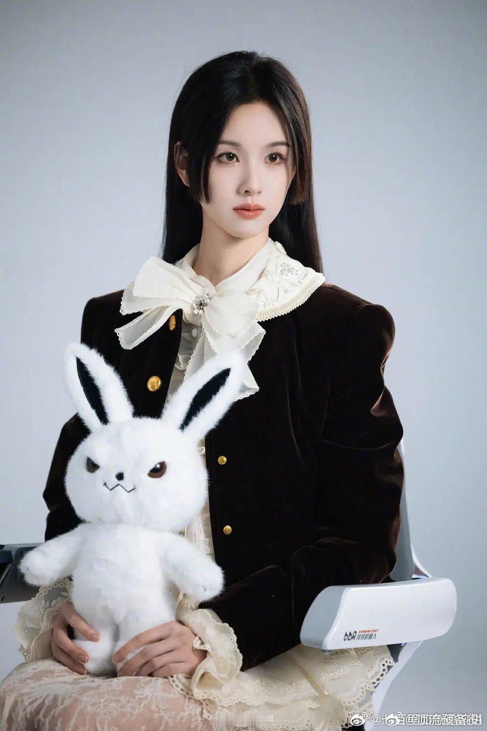 陈都灵今天也没变成玩偶呢里的每一套造型我都觉得好好看。病娇小兔兔 