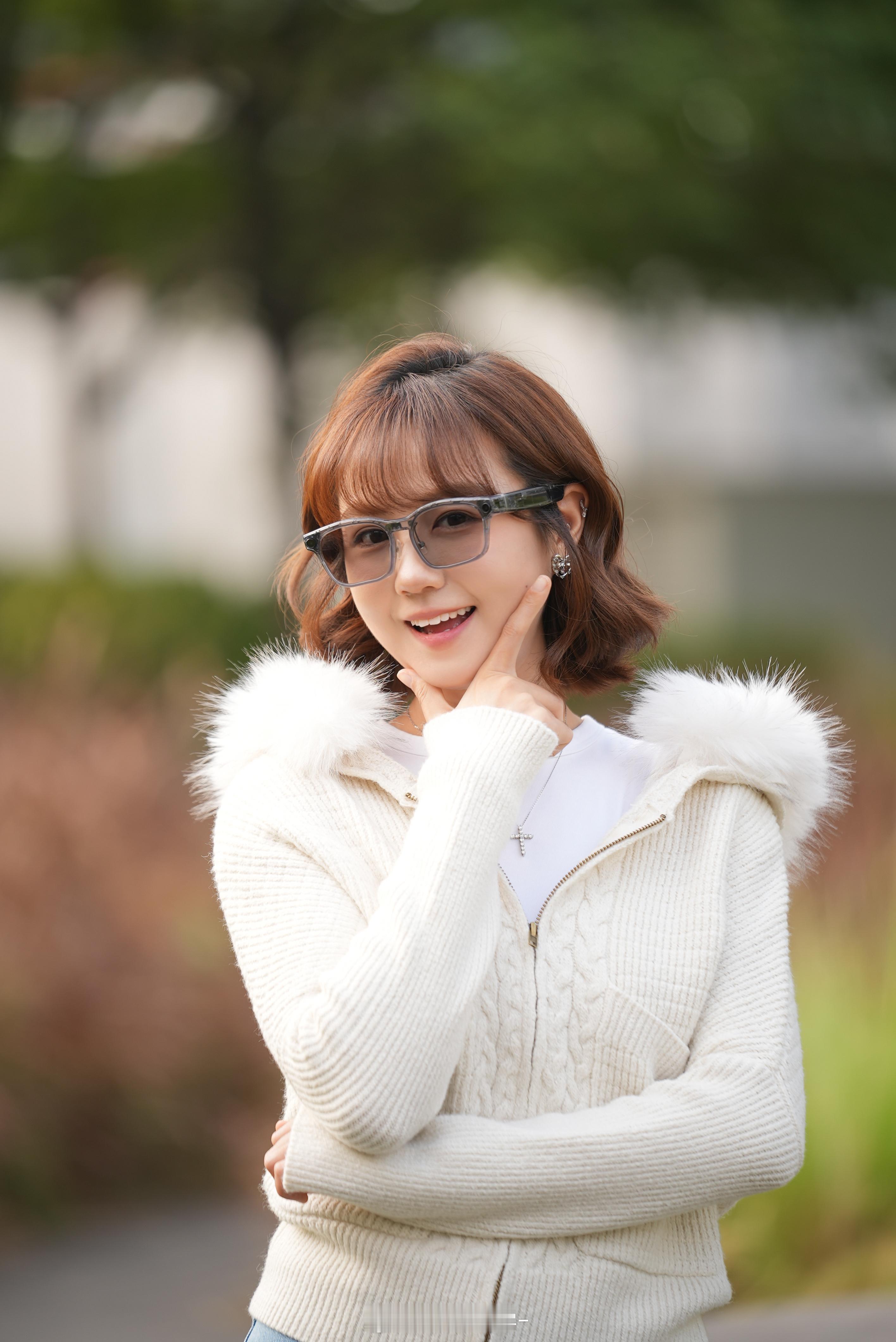 肉丸日记📔 理想AI眼镜Livis科技灰的佩戴效果在室内镜片是透明的到了室外就