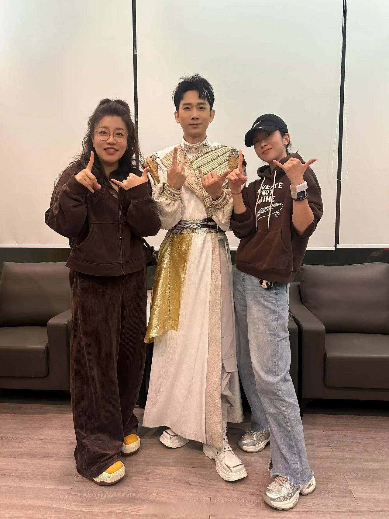 恭喜刘思维喜提一子！！！

《喜人奇妙夜》演员刘思维在社交平台发文，官宣老婆顺利