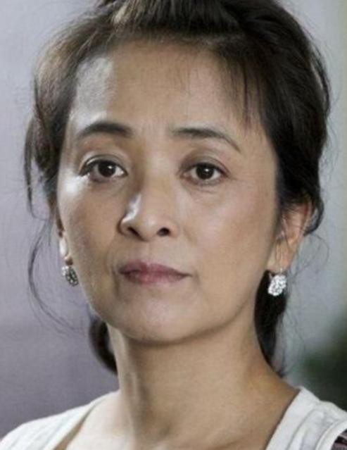 一婚嫁给了日本人，二婚嫁给了美国人，第三次又和法国穷画家同居，反正死活不找中国男