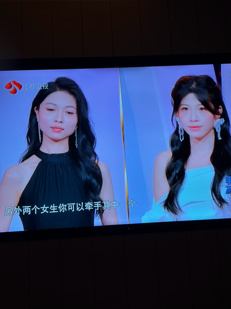 昨晚看了一下非诚勿扰，怎么感觉是小孩子版的？？？？？？以前都是大女人，花枝招展的