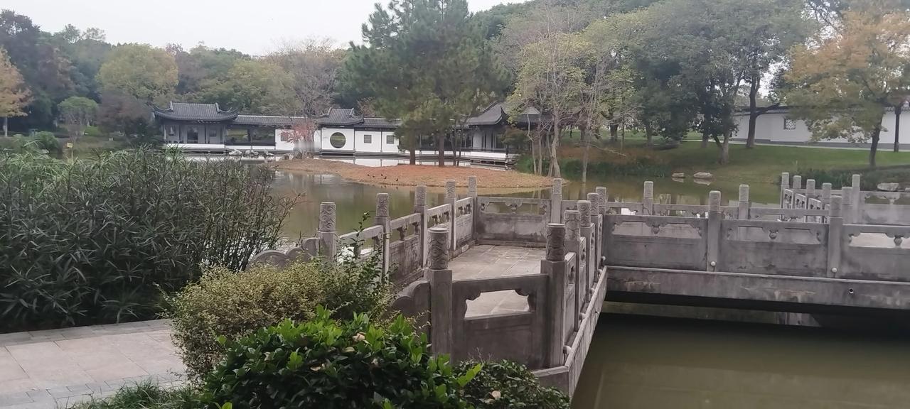 湖光山色，亭台楼阁，园林美景。