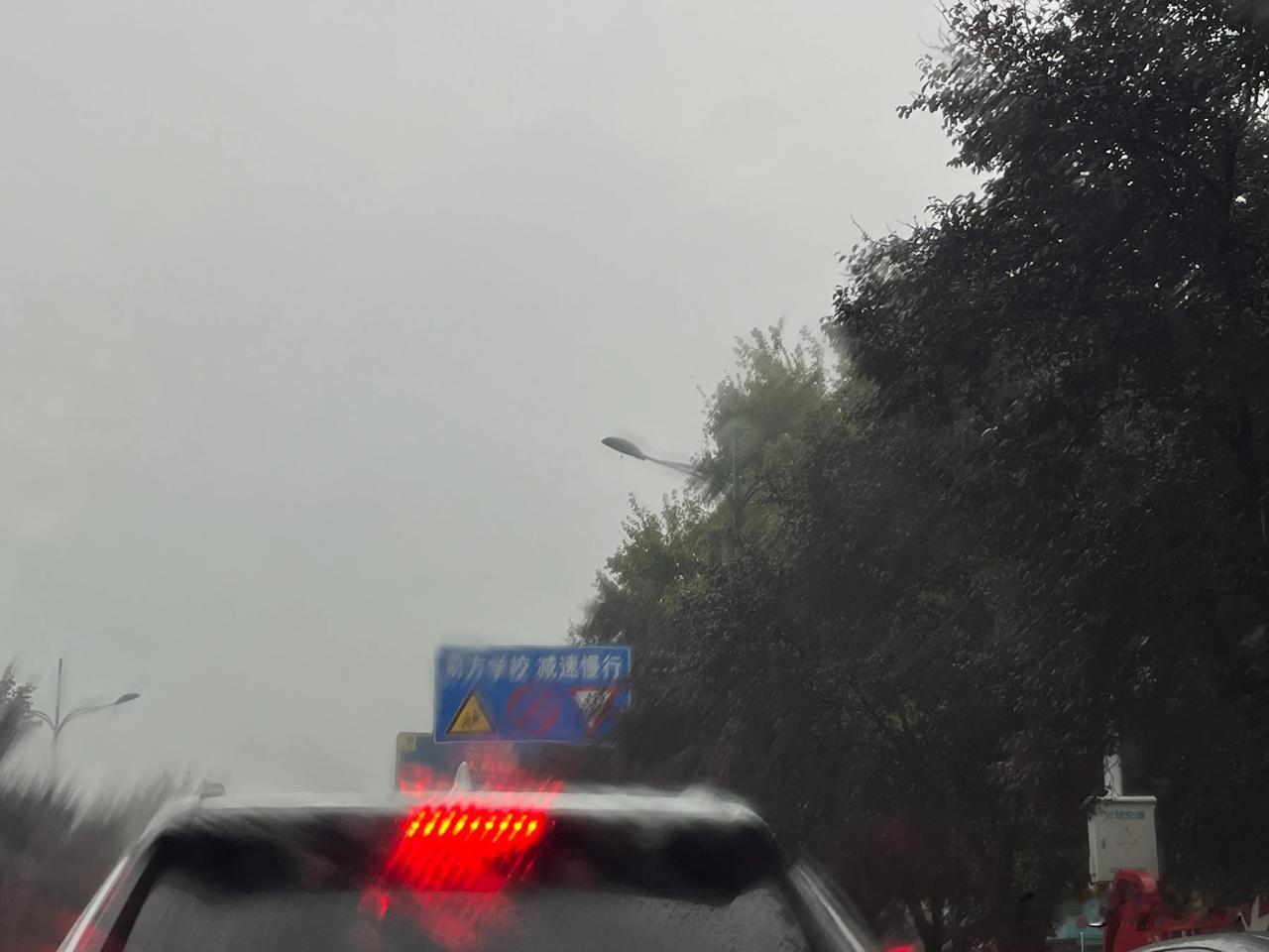  今天我们的城市下雨了，下雨后给我最大惊喜就是路上的车多了起来。特别是早上送孩子