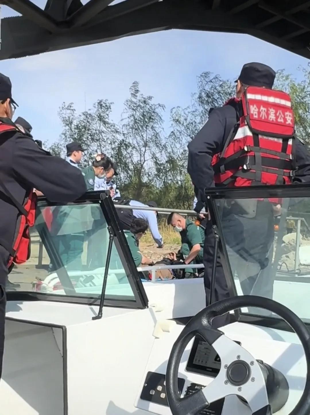 禁渔期首日桥上垂钓落水，获救亦该依规处罚。
5月16日正值松花江全域禁渔开启首日