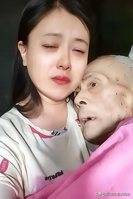 泪目！河南商丘，一老人在医院看病，自知可能要不行了，就跟女儿说想喝一碗面汤，女儿