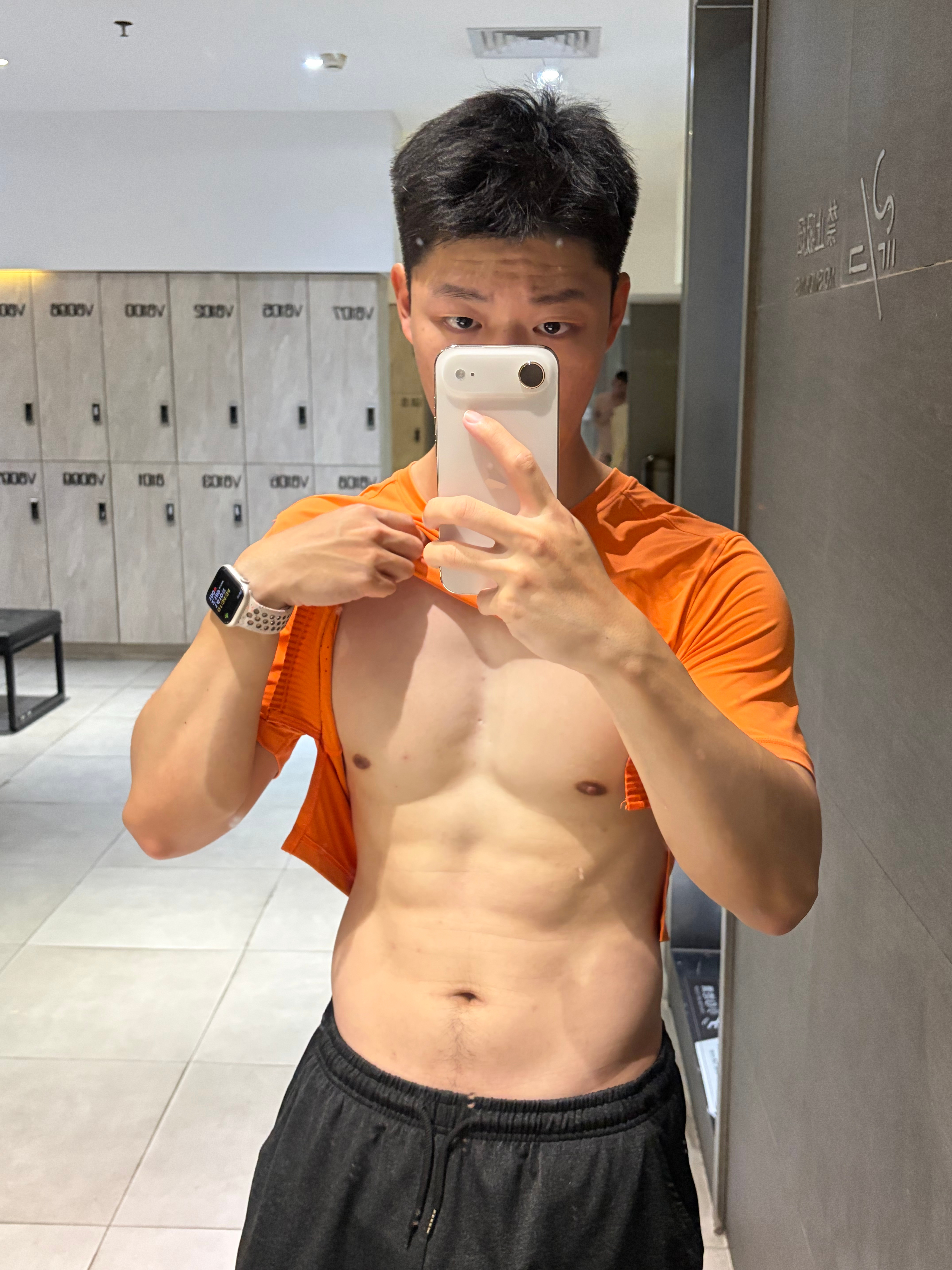 太白了，腹肌消失了