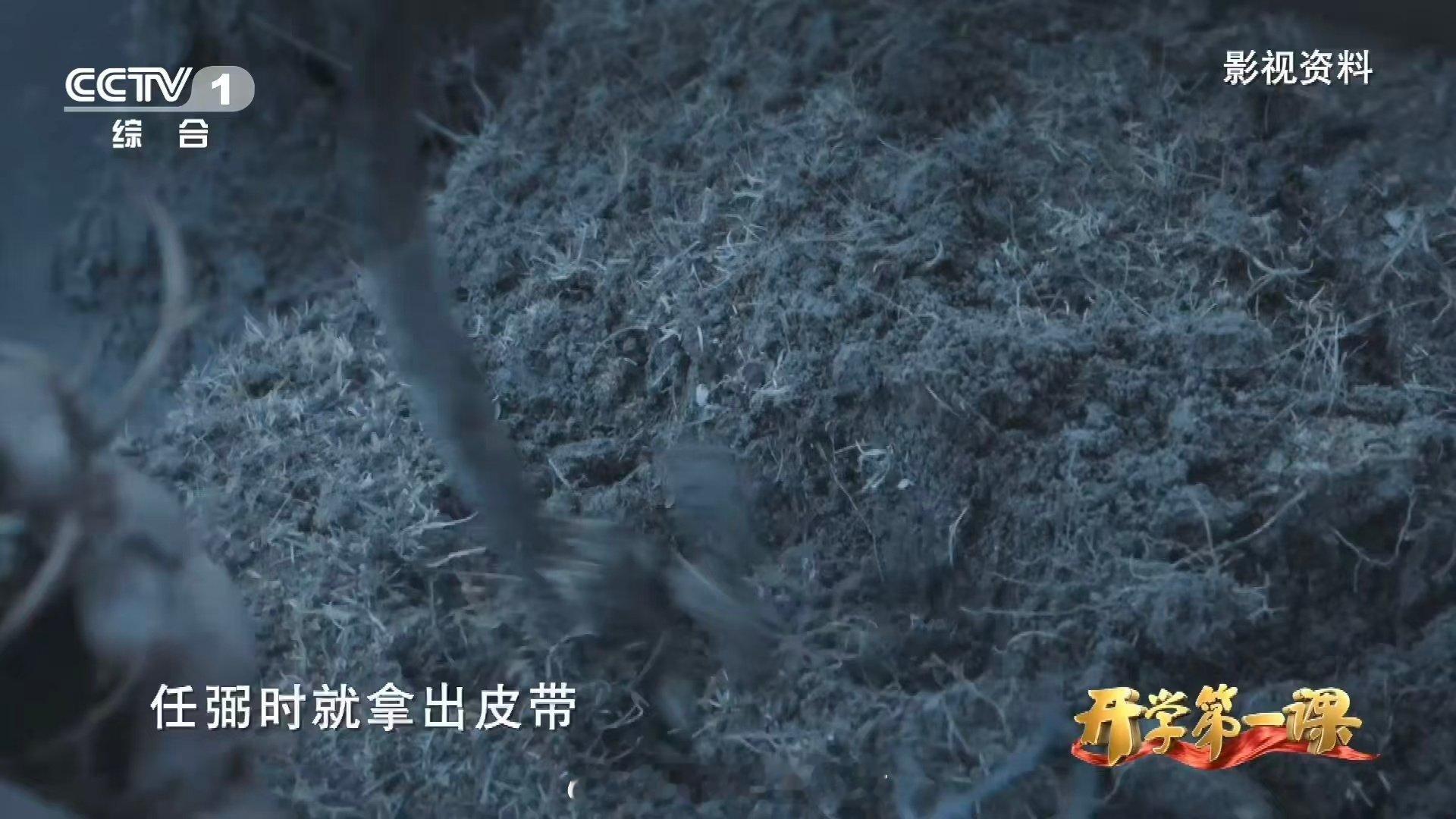 红军沉入沼泽前最后一句话听哭 红军吃皮带充饥笑称是牛肉 回望那段峥嵘长征路，穿越