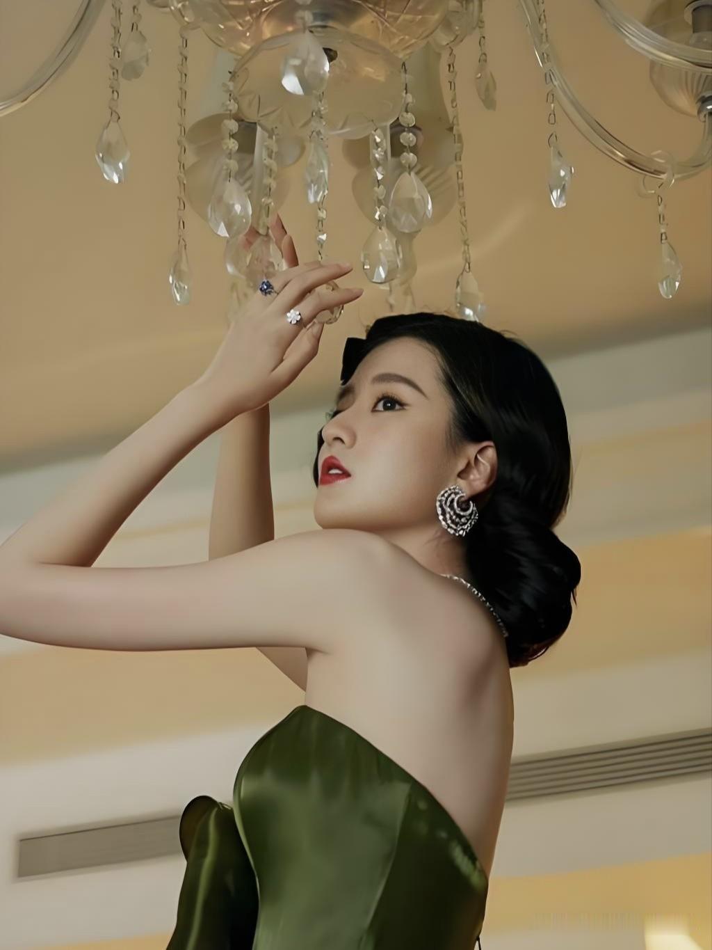 乔欣，温柔与坚韧并存的氧气女神。从《欢乐颂》关雎尔到百变角色，她以清澈眼眸诠释角