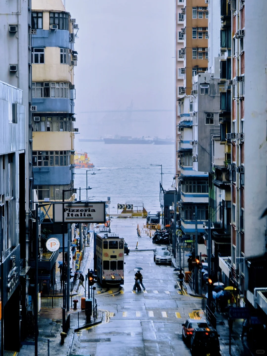 下雨天的好处是没几个人