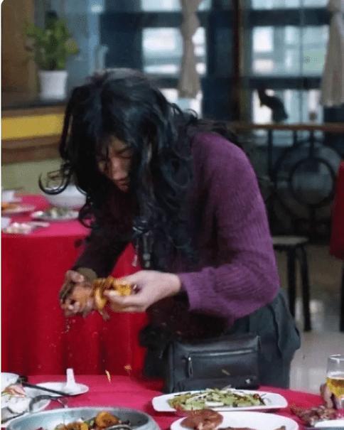 他是中国第一懒人，衣服不洗从不做饭，吃饭靠人喂，如今怎样了？(5)
青少年自力更