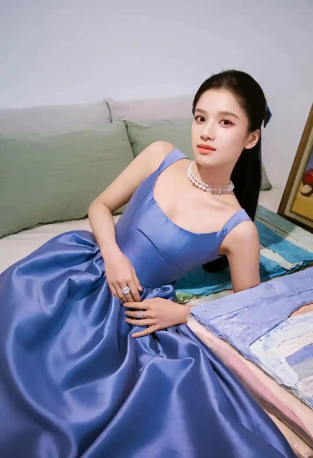 分享一张你手机相册里的油菜花优雅蓝裙，珍珠项链，尽显高贵气质！💙✨真的是太漂亮