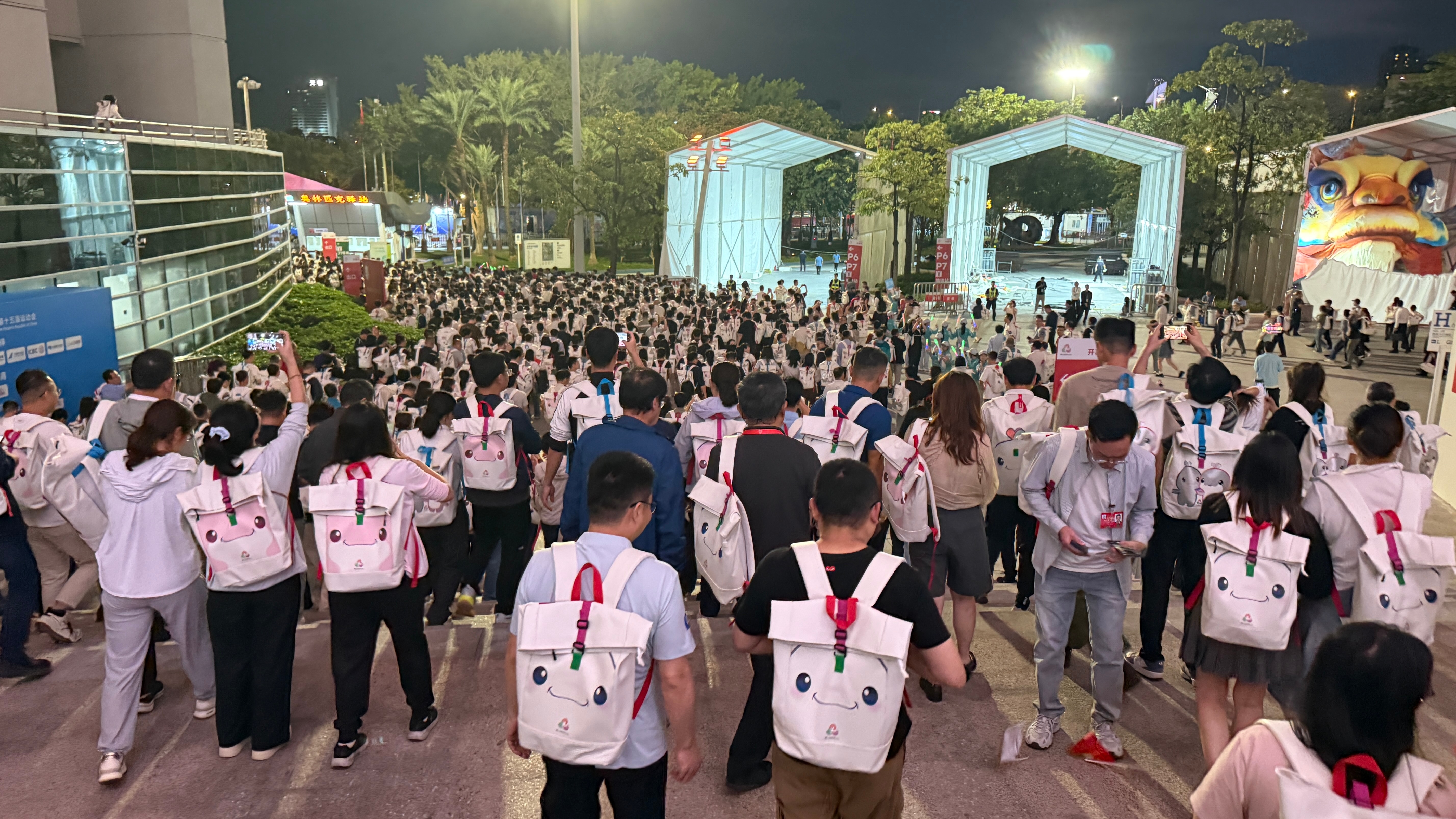 大湾小学鸡们散场回家[doge]全运会散场 小学生放学 全运开幕式 全运会 ​​