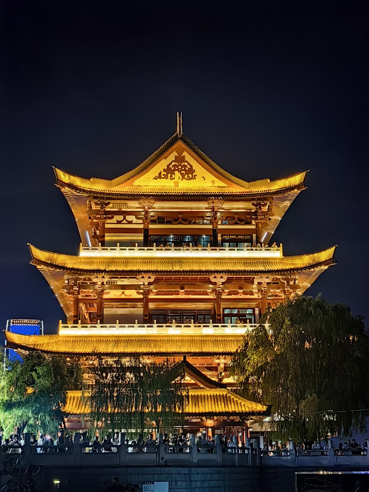 念奴娇 · 访长沙杜甫江阁

湘江横翠，对长亭极目，暮云舒卷。万里孤臣漂泊处，剩
