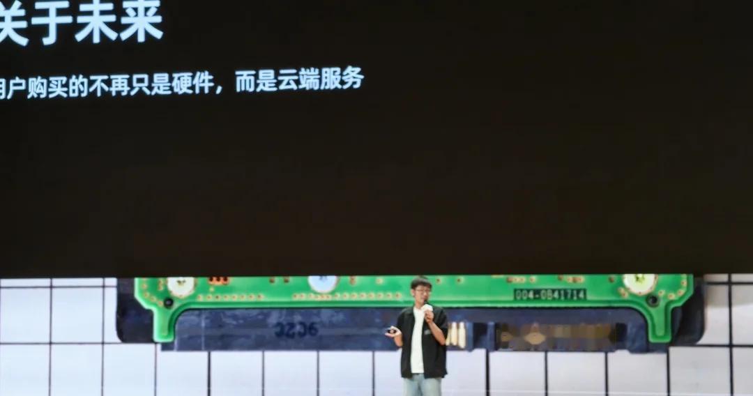 去年D20里Tim的分享挺戳破现实
他们团队落地AI的方式非常务实：AI承担镜头