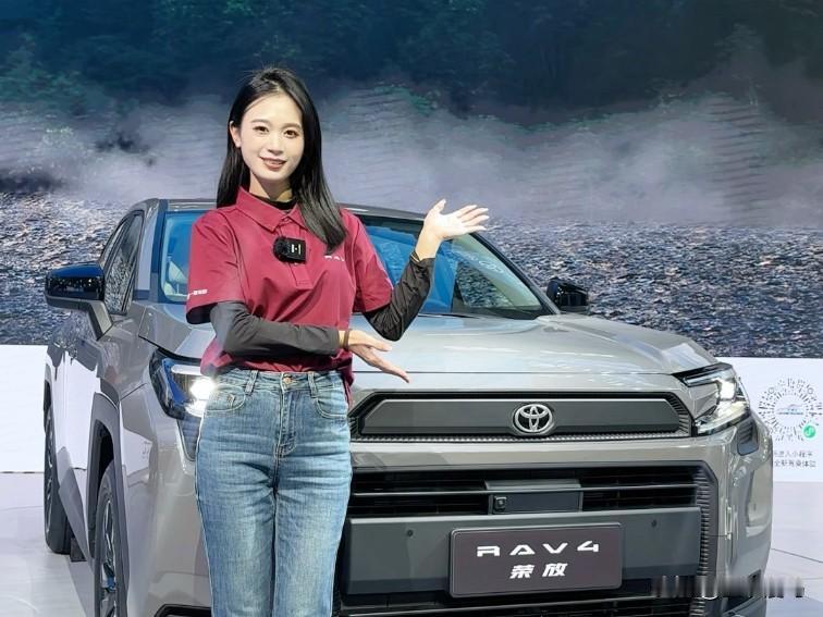 张先生最近发现，自家车库里的第六代荣放，好像偷偷成了小区的“社交硬通货”。
早高