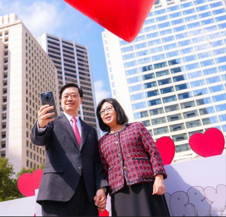 香港特首用啥手机？华为mate60套了一个透明壳 ​​​