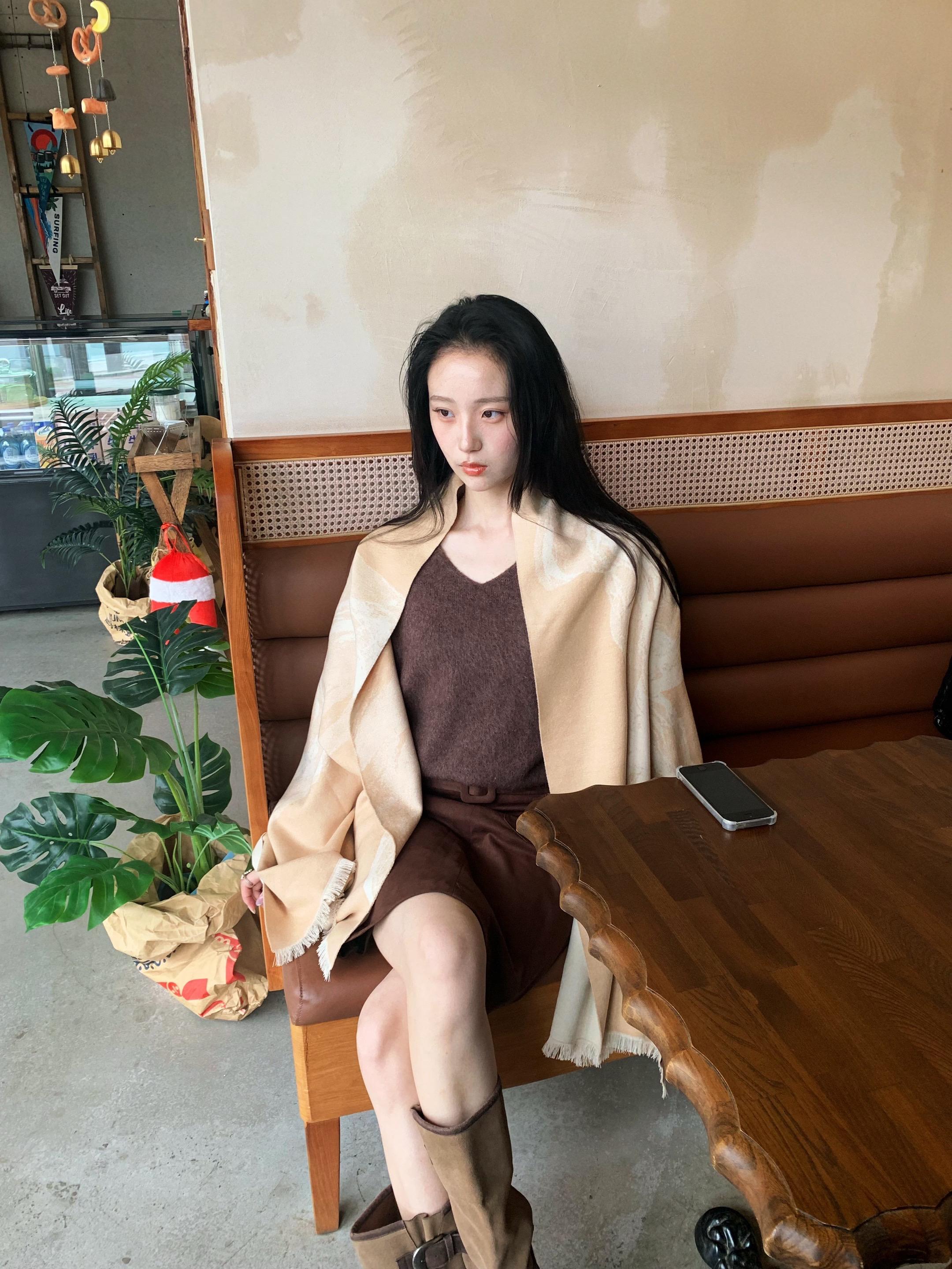 入秋韩系氛围感穿搭🍂。披肩解锁秋日氛围～ 在咖啡店拍照☕️  咖色毛...
