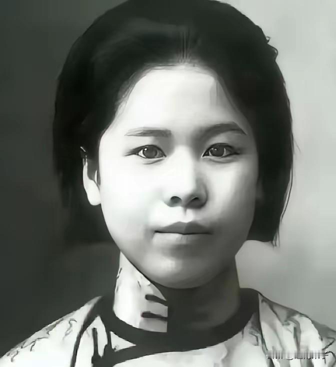 1947年，狱卒不顾谢保真的反抗，强行扒下她裤子，拿起大针筒，往她身上扎。她咬紧