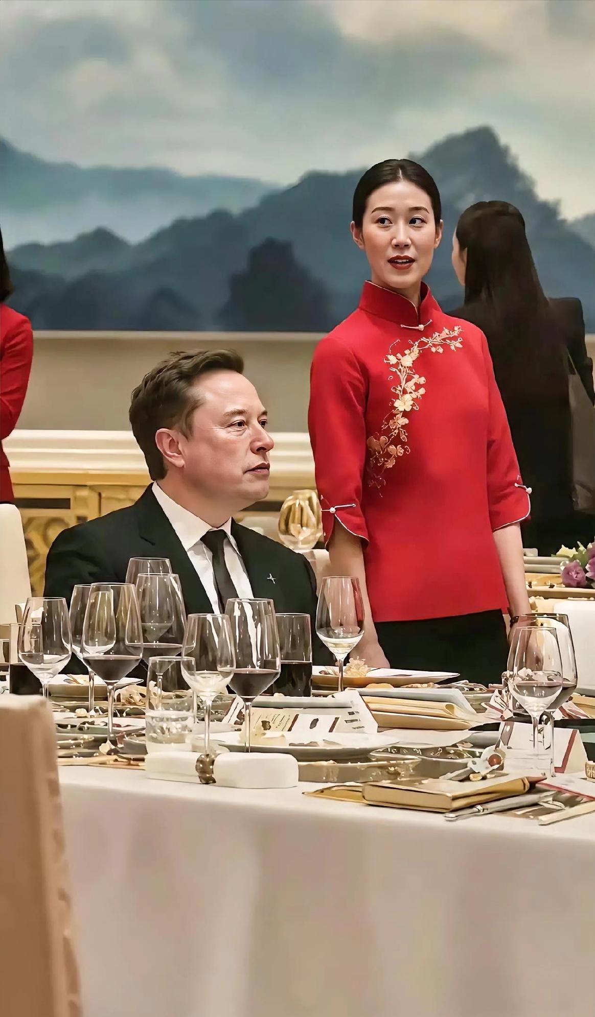 一身红衣气质出众，举止从容仪态绝佳，尽显大国风采。

很好奇，想要当上国宴服务员